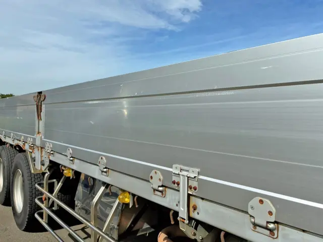 運転席側アオリの所々にキズがあります。(中央前方)|三菱 スーパーグレート QPG-FU64VZ(6x2)の写真23