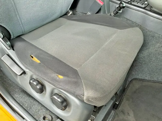 運転席座面にヘタリ・破れがあります。|三菱 スーパーグレート QKG-FV60VJRの写真10