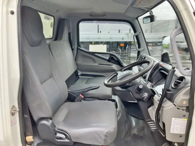 乗車定員は3名です。|三菱 キャンター 2RG-FBA60(2WD)の写真7