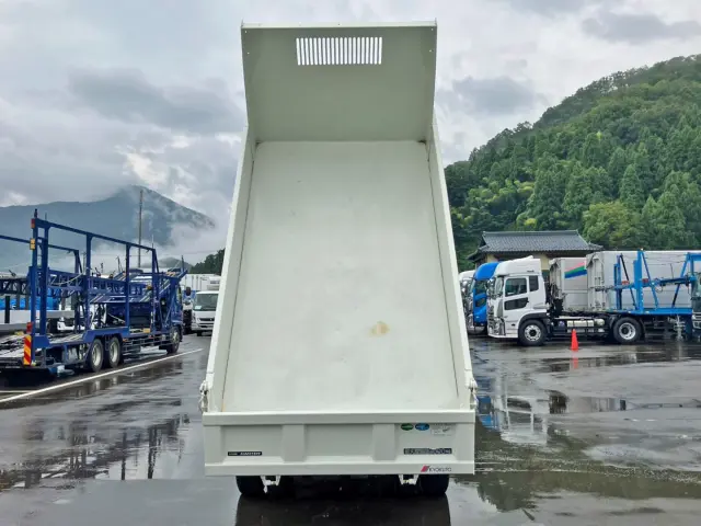 床は鉄板です。|三菱 キャンター 2RG-FBA60(2WD)の写真8