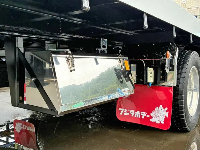 ボディー運転席側後方にステンレス製の工具箱が付いています。|三菱 スーパーグレート 2PG-FY80VYの写真19