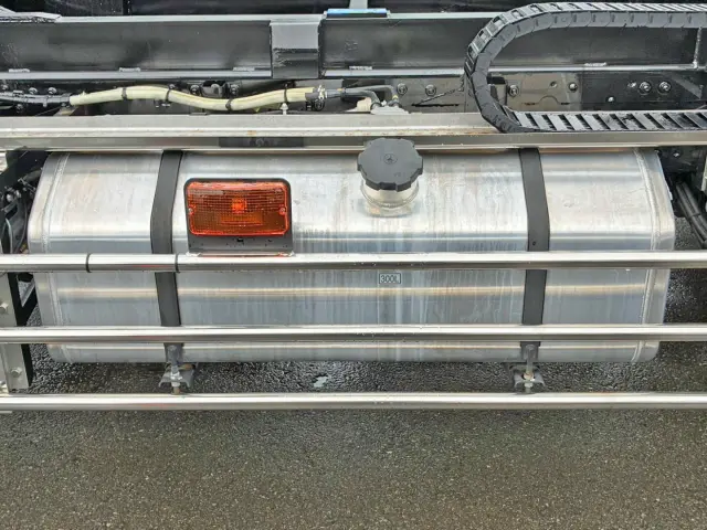 燃料タンクは300Lアルミ製です。|三菱 スーパーグレート 2PG-FY80VYの写真26