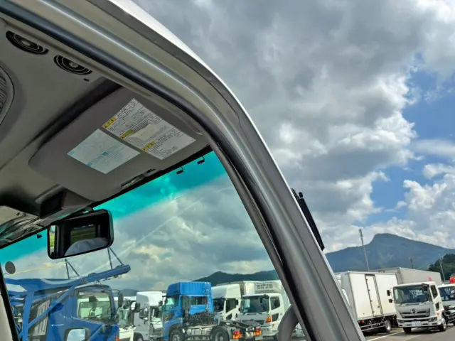 運転席ドア開口部ウェザーストリップが剥がれています。|日野 デュトロ SKG-XZB50Mの写真20