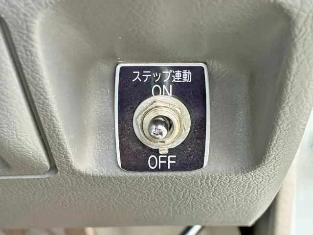 ステップ連動のスイッチです。|日野 デュトロ SKG-XZB50Mの写真26