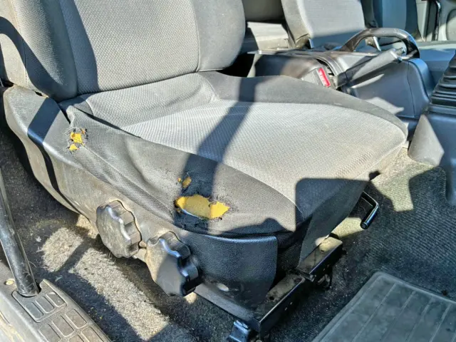 運転席座面にヘタリ・破れがあります。|日野 レンジャー LDG-GK8JLAAの写真8