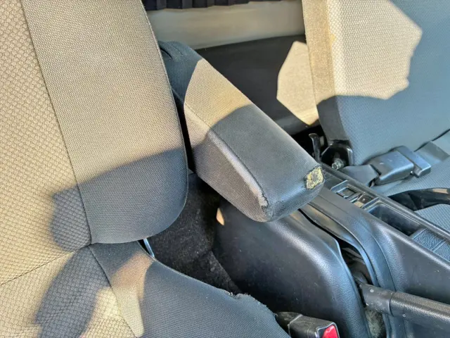 運転席肘置きに破れがあります。|日野 レンジャー LDG-GK8JLAAの写真9
