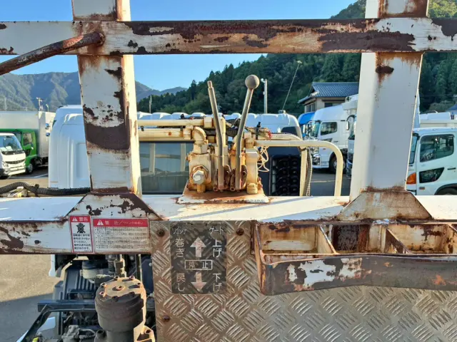 ウインチ 及び ゲート(歩み)の操作レバーです。|日野 レンジャー LDG-GK8JLAAの写真13