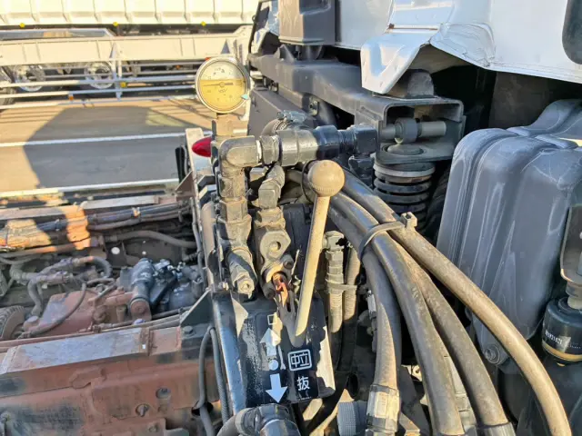 ロックの入り切りレバーです。|日野 レンジャー LDG-GK8JLAAの写真29