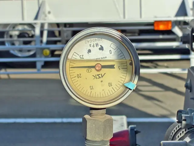 圧力計取り付け向き逆になっています。(数字が0のなりません)|日野 レンジャー LDG-GK8JLAAの写真30