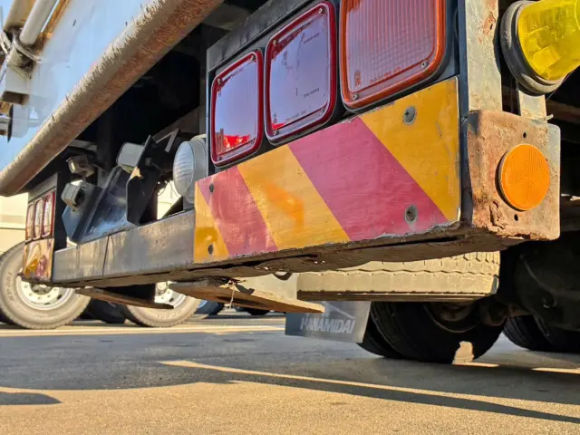 運転席側反射板に曲がりがあります。|日野 レンジャー LDG-GK8JLAAの写真34