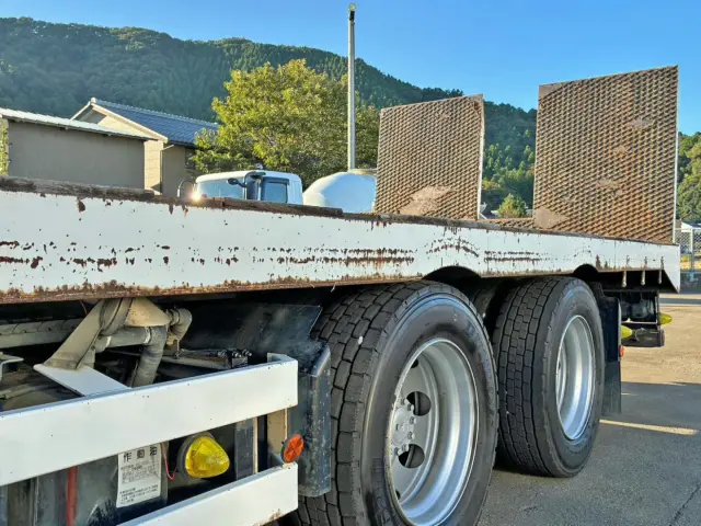 助手席側サイドレール後方にキズ・サビがあります。|日野 レンジャー LDG-GK8JLAAの写真37