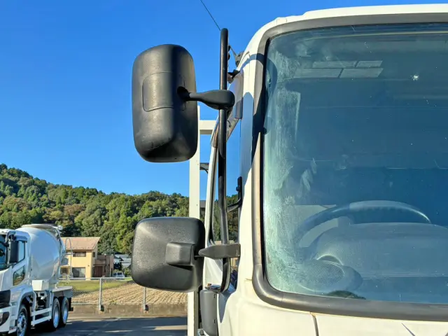 運転席側サイドミラーステー下部が曲がりの為、ドアピラーに干渉しています。|日野 レンジャー LDG-GK8JLAAの写真45