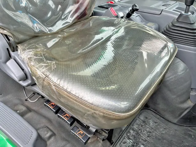 運転席座面にヘタリ・カバーに破れがあります。|いすゞ フォワード SPG-FSR90S2の写真8