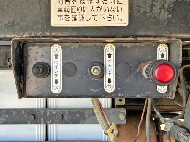ウインチ・アウトリガー 及び メインスイッチです。|いすゞ フォワード PJ-FVZ34L4の写真29