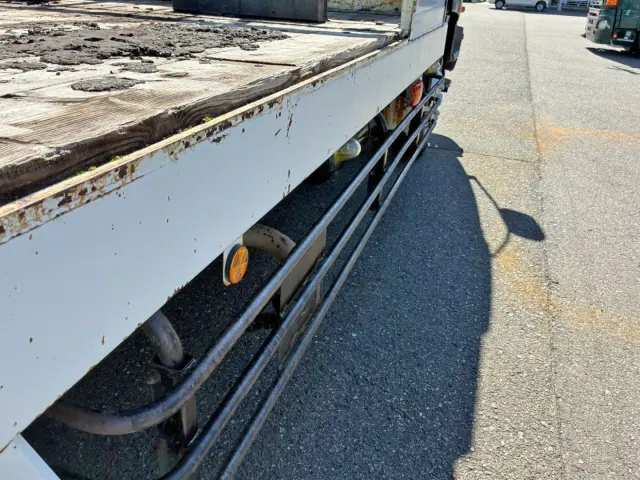 運転席側サイドバンパーに少々曲がりがあります。|いすゞ フォワード PJ-FVZ34L4の写真36