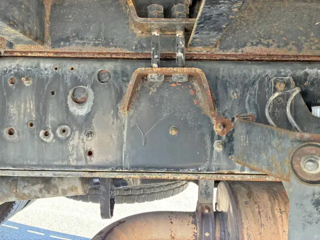 メインフレームの運転席側中部に溶接跡があります。|いすゞ フォワード PJ-FVZ34L4の写真39