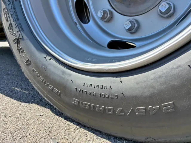 助手席側2軸目外側のタイヤホイールに少々曲がりがあります。|いすゞ フォワード PJ-FVZ34L4の写真41
