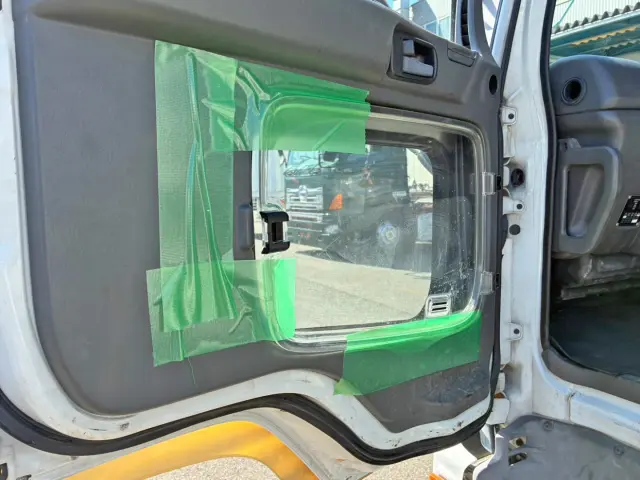 助手席側ドア内側下部の安全窓ロックが破損しています。|いすゞ フォワード PJ-FVZ34L4の写真43