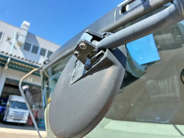 フロントアンダーミラー取り付け部に割れがあります。|いすゞ フォワード PJ-FVZ34L4の写真45