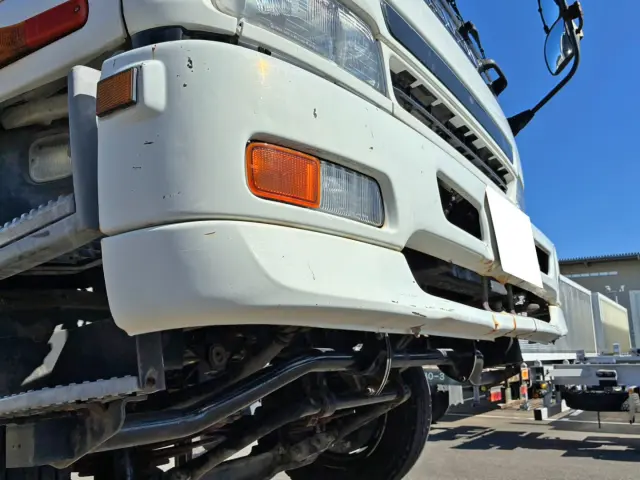 フロントバンパー運転席側下部にヘコミがあります。|いすゞ フォワード PJ-FVZ34L4の写真50