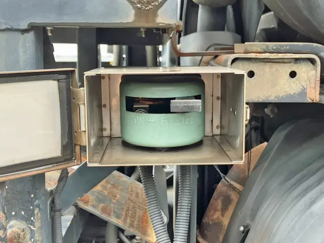 運転席側工具箱下部にメタルコンセントの電源スイッチが付いています。|日野 プロフィア 2DG-SH1EEGGの写真14