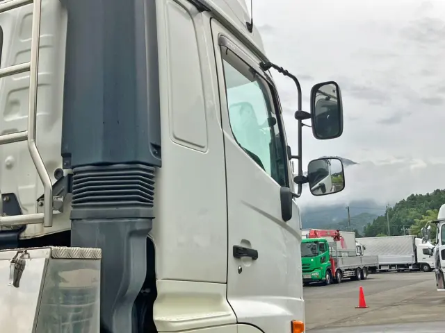 運転席側クオーターパネルにシールはがし跡があります。|日野 プロフィア 2DG-SH1EEGGの写真20