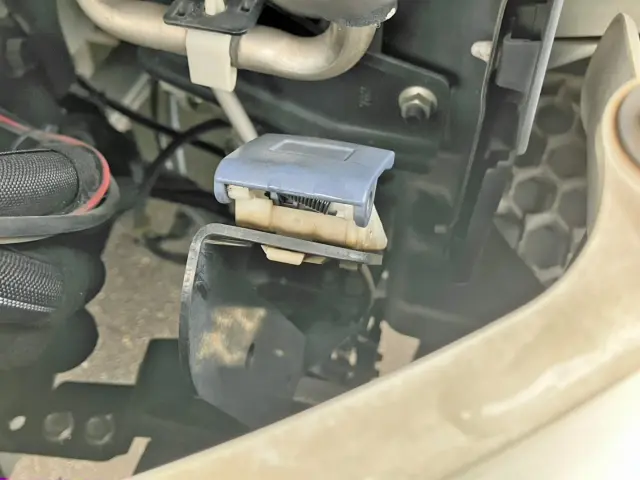 キャブチルトスイッチリッドオープナーワイヤー固着しています。|日野 プロフィア 2DG-SH1EEGGの写真21