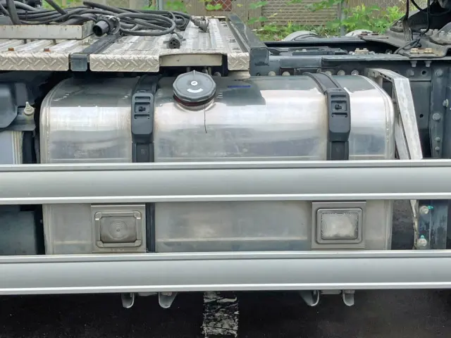 燃料タンクは390Lアルミ製です。|日野 プロフィア 2DG-SH1EEGGの写真23