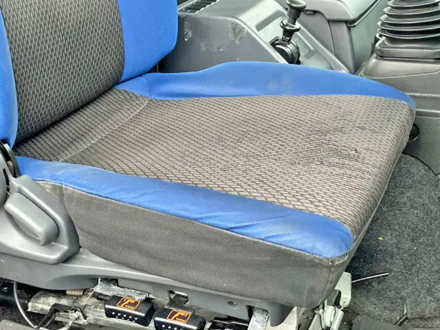 運転席座面にヘタリ・破れがあります。|いすゞ ギガ 2PG-EXD52CDの写真10