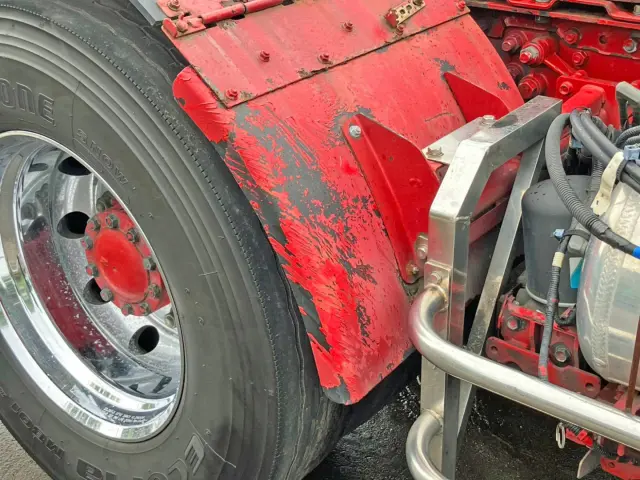 運転席側リヤフェンダー前方の塗装が剥げています。|いすゞ ギガ 2PG-EXD52CDの写真20
