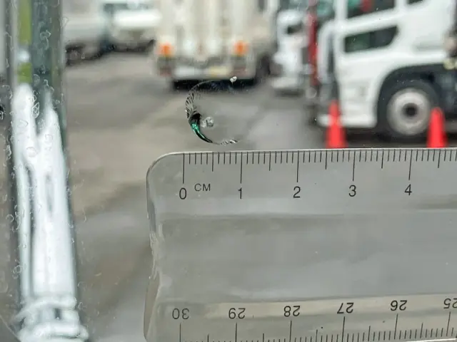 フロントガラス助手席側下部に飛び石跡があります。|いすゞ ギガ 2PG-EXD52CDの写真22