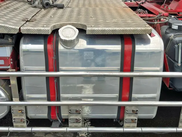 燃料タンクは370Lアルミ製です。|いすゞ ギガ 2PG-EXD52CDの写真23