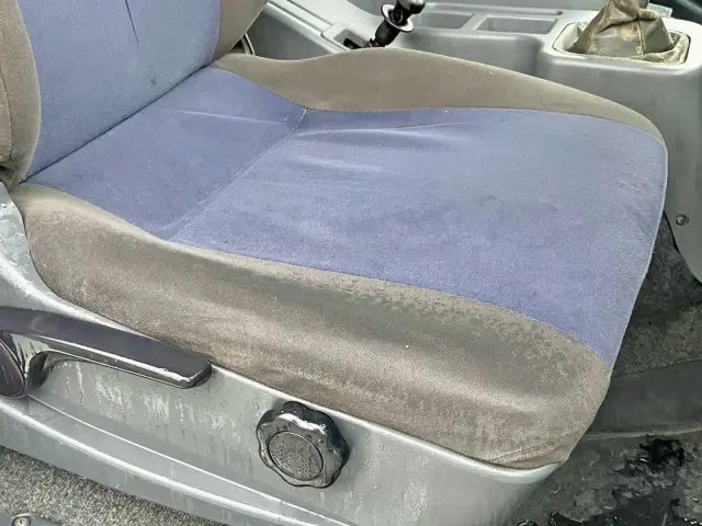 運転席座面にヘタリがあります。|三菱 ファイター QDG-FQ62Fの写真8