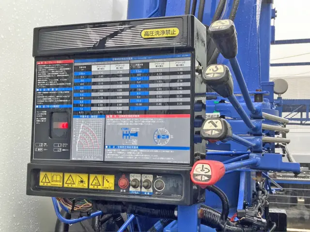 運転席側のクレーン操作レバーです。|三菱 ファイター QDG-FQ62Fの写真24
