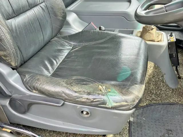 運転席座面にヘタリ・破れがあります。|三菱 ファイター TKG-FK62FYの写真8