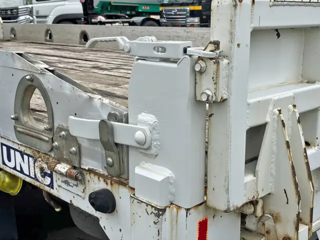 助手席側アオリ最後部の上部カバーが欠品しています。|いすゞ フォワード LPG-FTR90S2の写真20