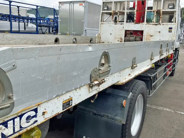 運転席側アオリ後方外側にキズ・ヘコミがあります。|いすゞ フォワード LPG-FTR90S2の写真23