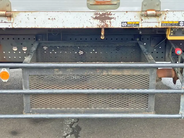 運転席側にリン木入れがあります。|いすゞ フォワード LPG-FTR90S2の写真28