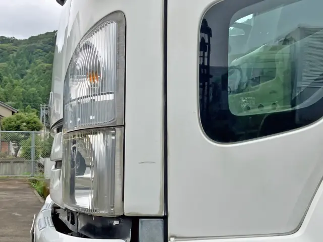 助手席側ヘッドライト左中央にキズがあります。|いすゞ フォワード LPG-FTR90S2の写真33