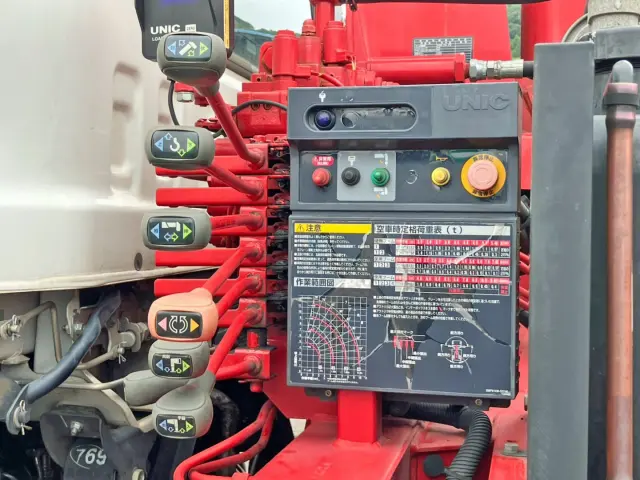 クレーン 及び アウトリガーの操作レバーです。(助手席側)|いすゞ フォワード LPG-FTR90S2の写真38