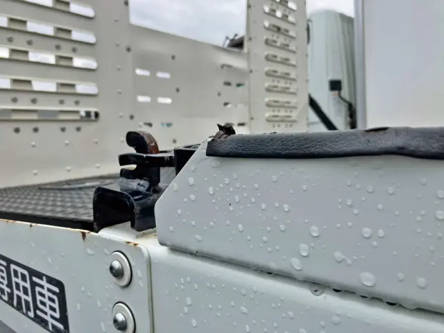 運転席側アオリ後部のゴムカバーに破れがあります。|三菱 キャンター 2PG-FEB80(2WD)の写真23