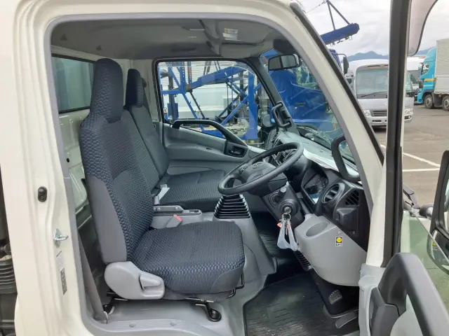 乗車定員は3名です。|日野 デュトロ 2WG-XZU713N(2WD)の写真7