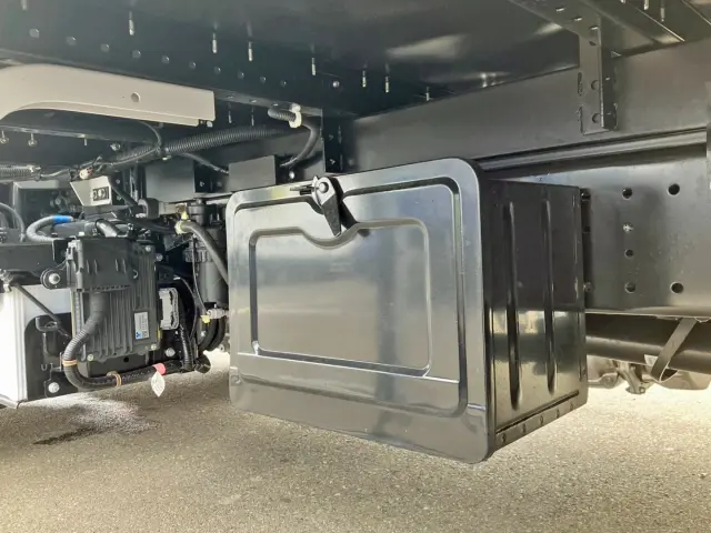 ボディー助手席側前方に工具箱が付いています。|日野 デュトロ 2WG-XZU713N(2WD)の写真12