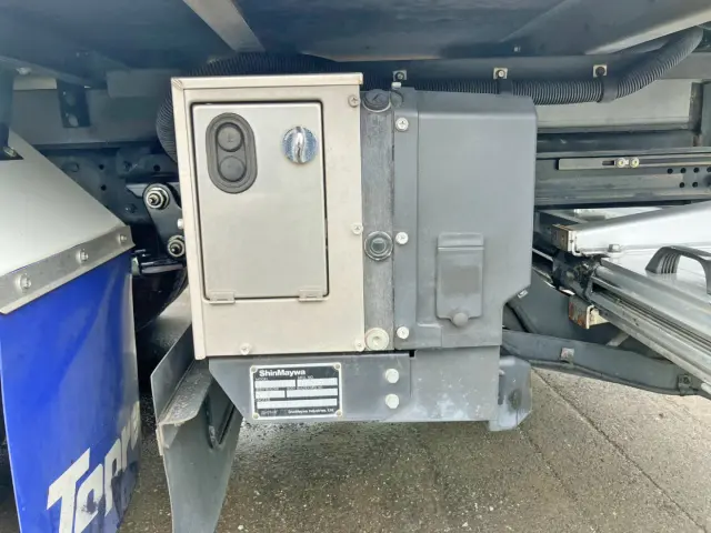 ゲートの操作スイッチです。|三菱 キャンター TPG-FEB50(2WD)の写真17
