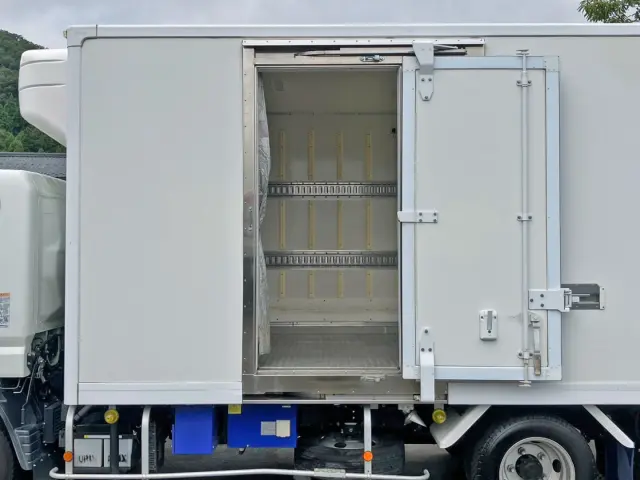 サイドドアを開けた状態です。(門口周りはステンレス製です)|三菱 キャンター TPG-FEB50(2WD)の写真19