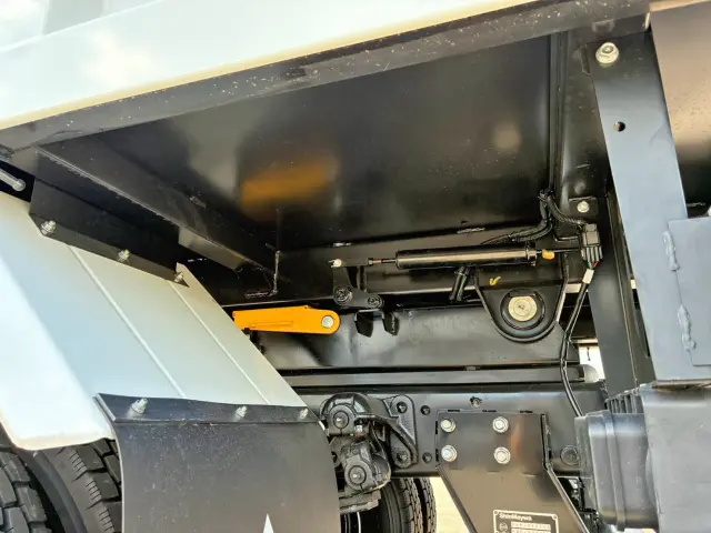 シャーシとネタの状態です。(縦ネタ・横ネタは鉄製です)|三菱 ファイター 2KG-FK72F(2WD)の写真6