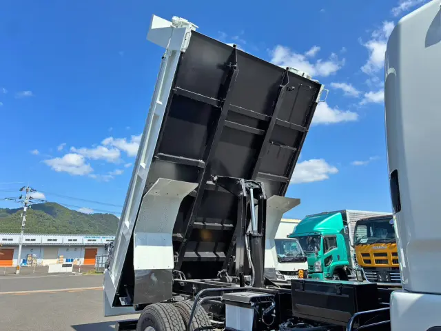 運転席側に工具箱が付いています。|三菱 ファイター 2KG-FK72F(2WD)の写真13