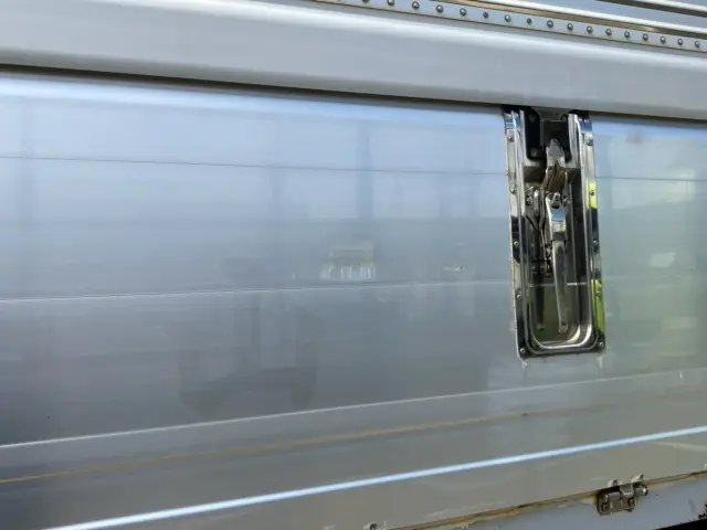 運転席側アオリ中央にキズ・ヘコミがあります。|日野 プロフィア 2DG-FR1AHGの写真24