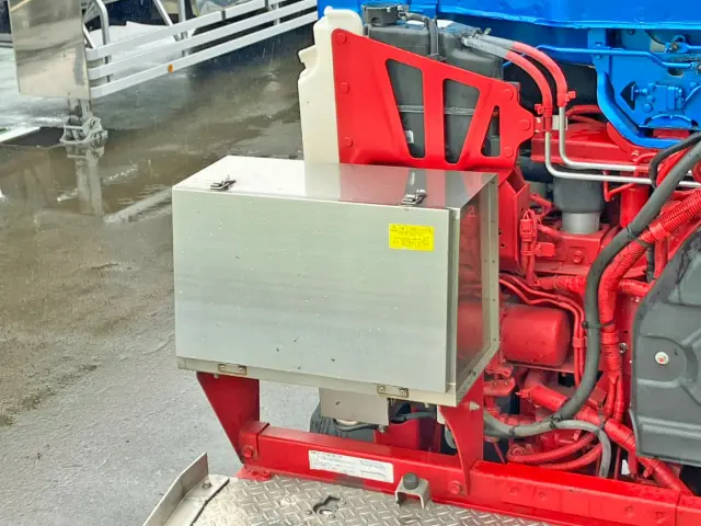 踊り場の助手席側にステン製工具箱があります。|いすゞ ギガ 2PG-EXD52CDの写真10
