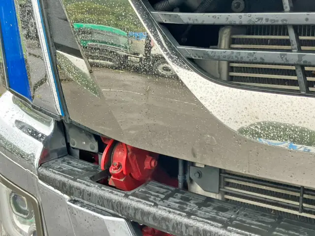 運転席側フロントパネルにメッキ剥がれ跡があります。|いすゞ ギガ 2PG-EXD52CDの写真23